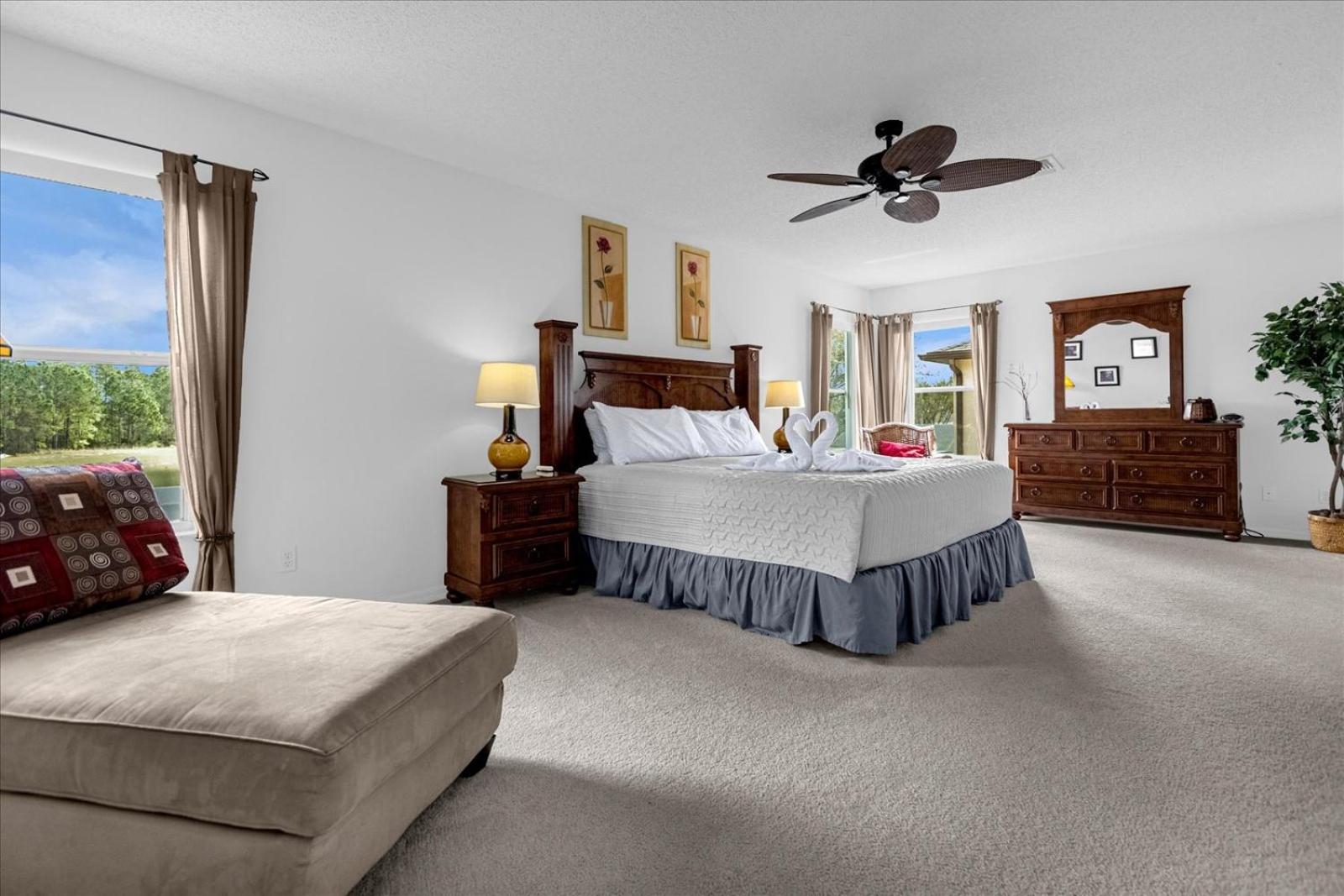 Bluelakeview Luxury Villa with Private Pool & Spa plus Lake Views, BBQ, Games Room