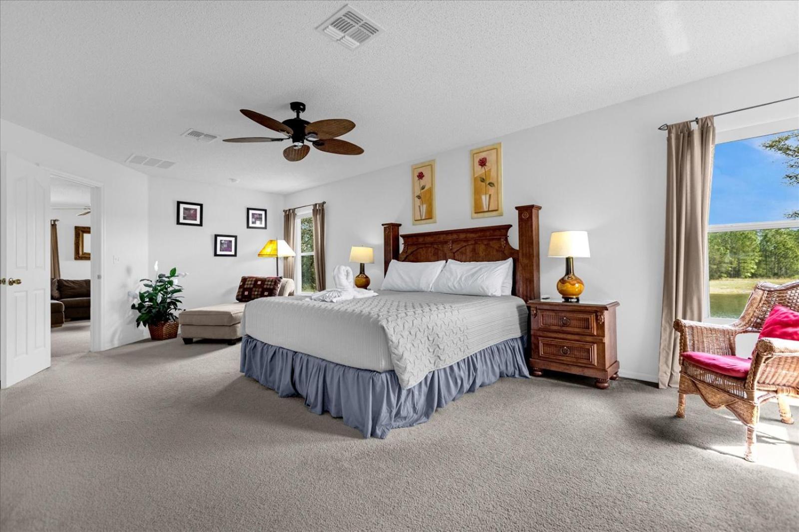 Bluelakeview Luxury Villa with Private Pool & Spa plus Lake Views, BBQ, Games Room