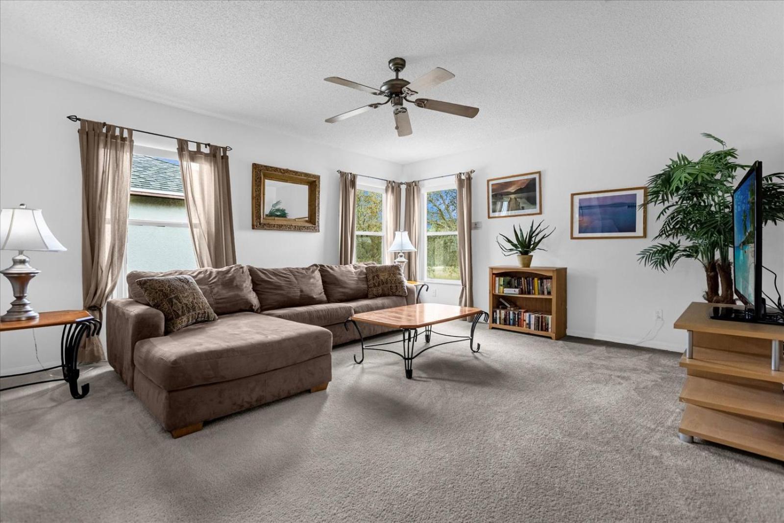 Bluelakeview Luxury Villa with Private Pool & Spa plus Lake Views, BBQ, Games Room