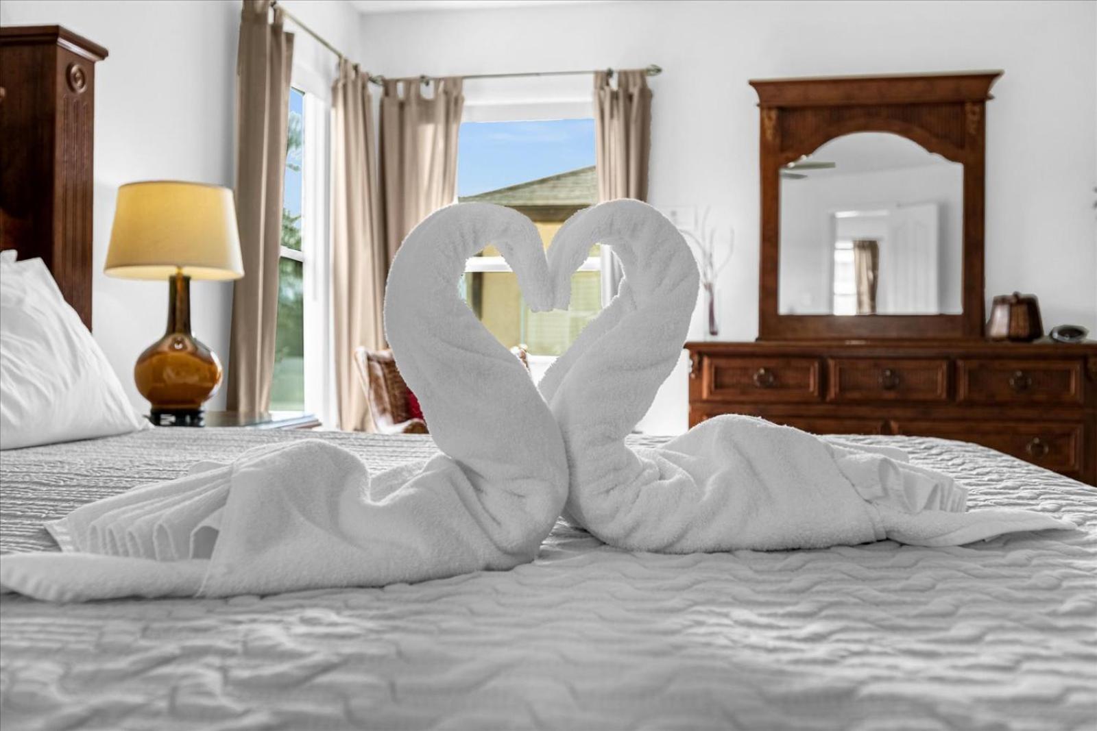 Bluelakeview Luxury Villa with Private Pool & Spa plus Lake Views, BBQ, Games Room