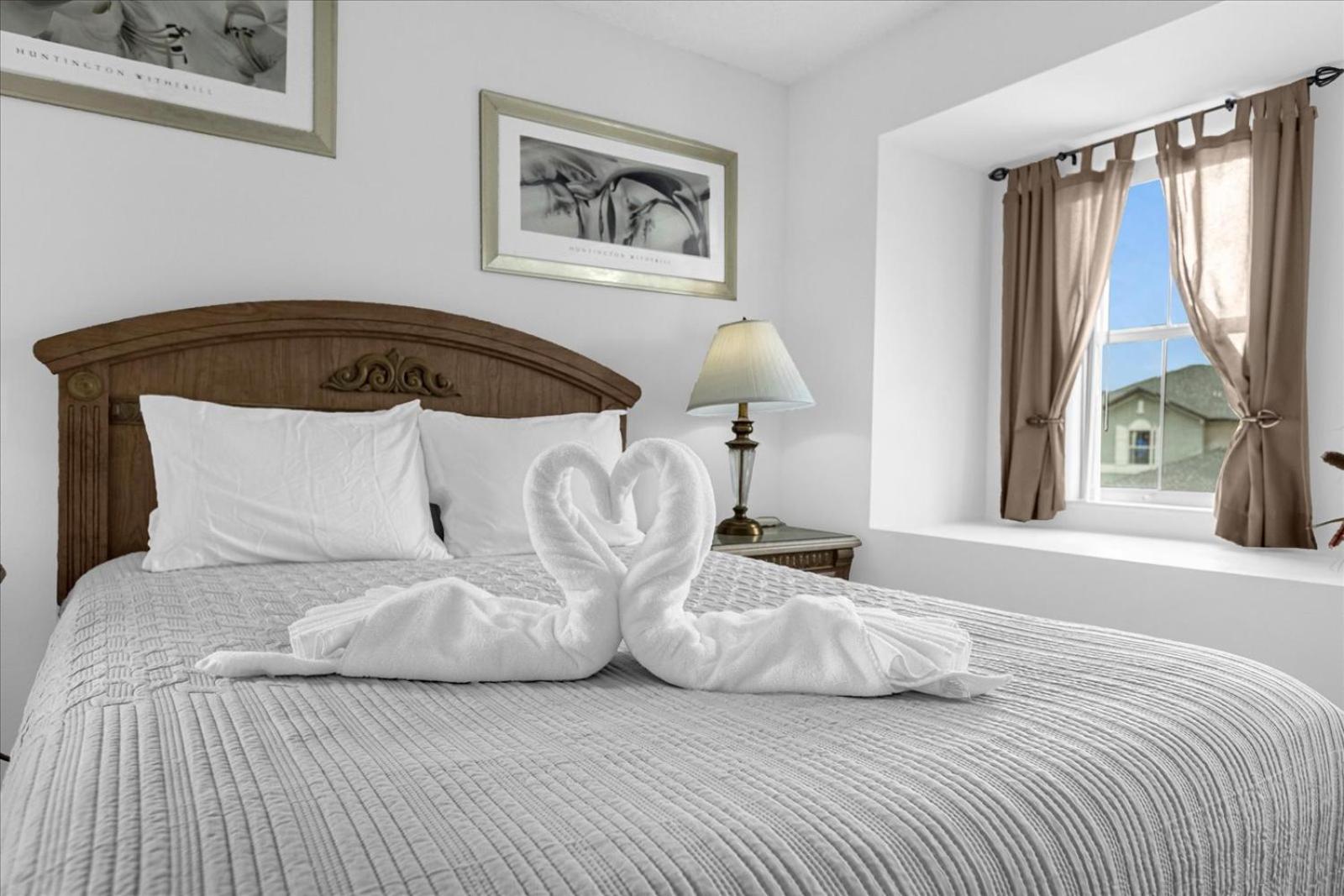 Bluelakeview Luxury Villa with Private Pool & Spa plus Lake Views, BBQ, Games Room