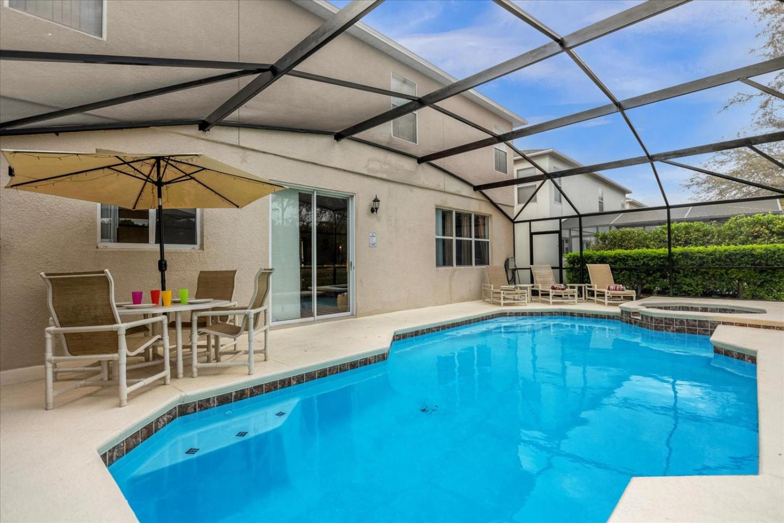 Bluelakeview Luxury Villa with Private Pool & Spa plus Lake Views, BBQ, Games Room