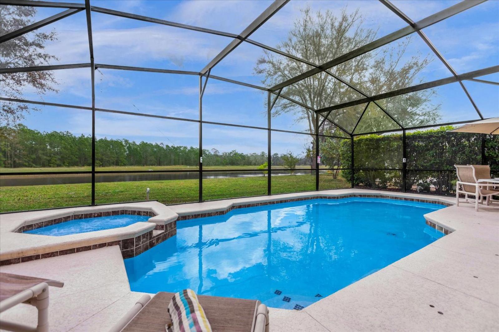 Bluelakeview Luxury Villa with Private Pool & Spa plus Lake Views, BBQ, Games Room