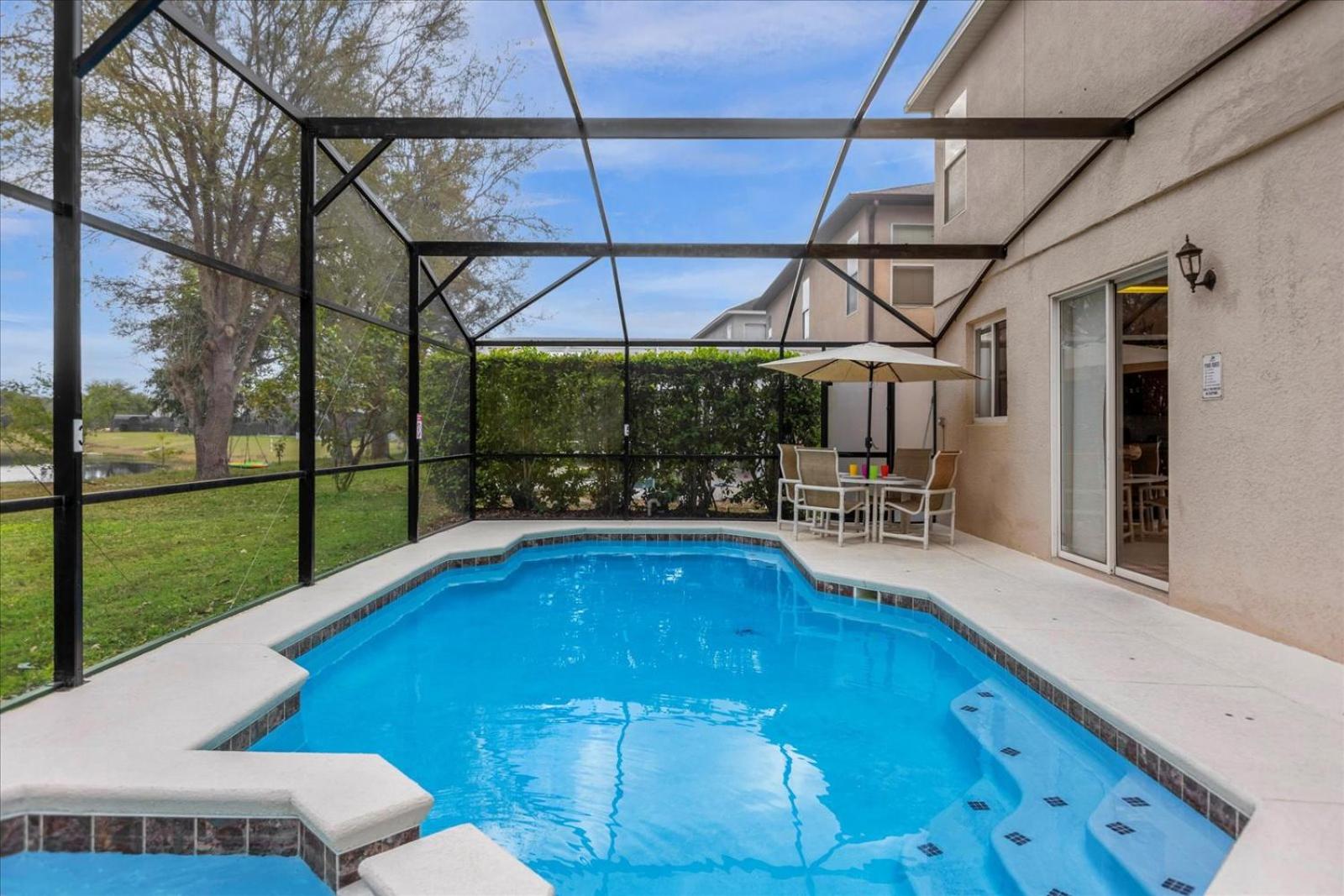 Bluelakeview Luxury Villa with Private Pool & Spa plus Lake Views, BBQ, Games Room