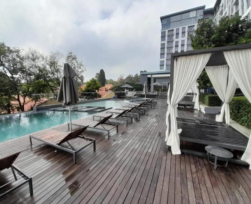 Hotel Apartment in Sandton PRIVATE UNIT — Johannesburg