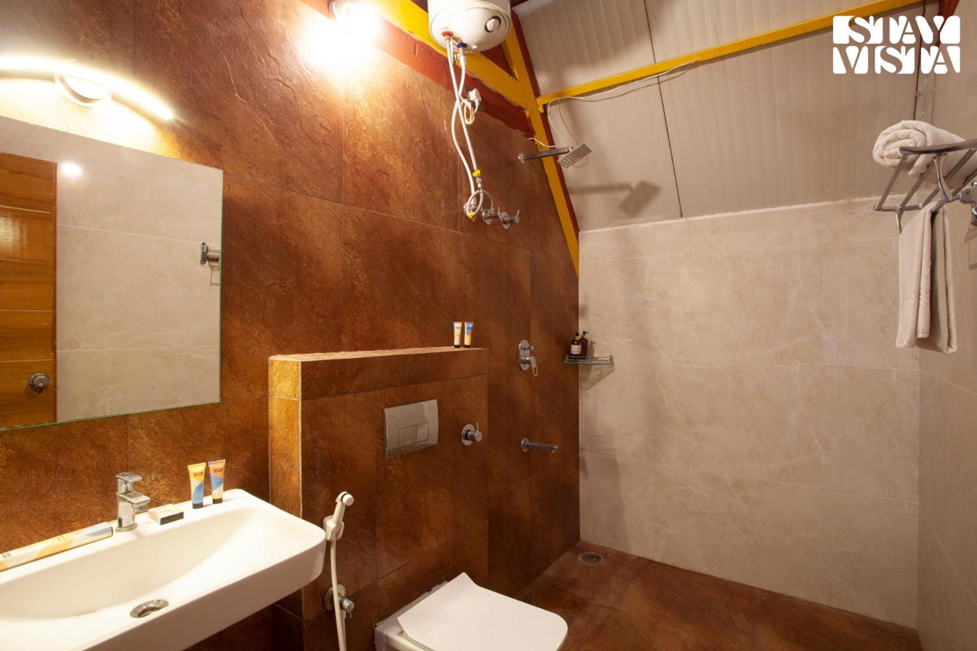 Golden Apex by VEO - Part of StayVista view 5