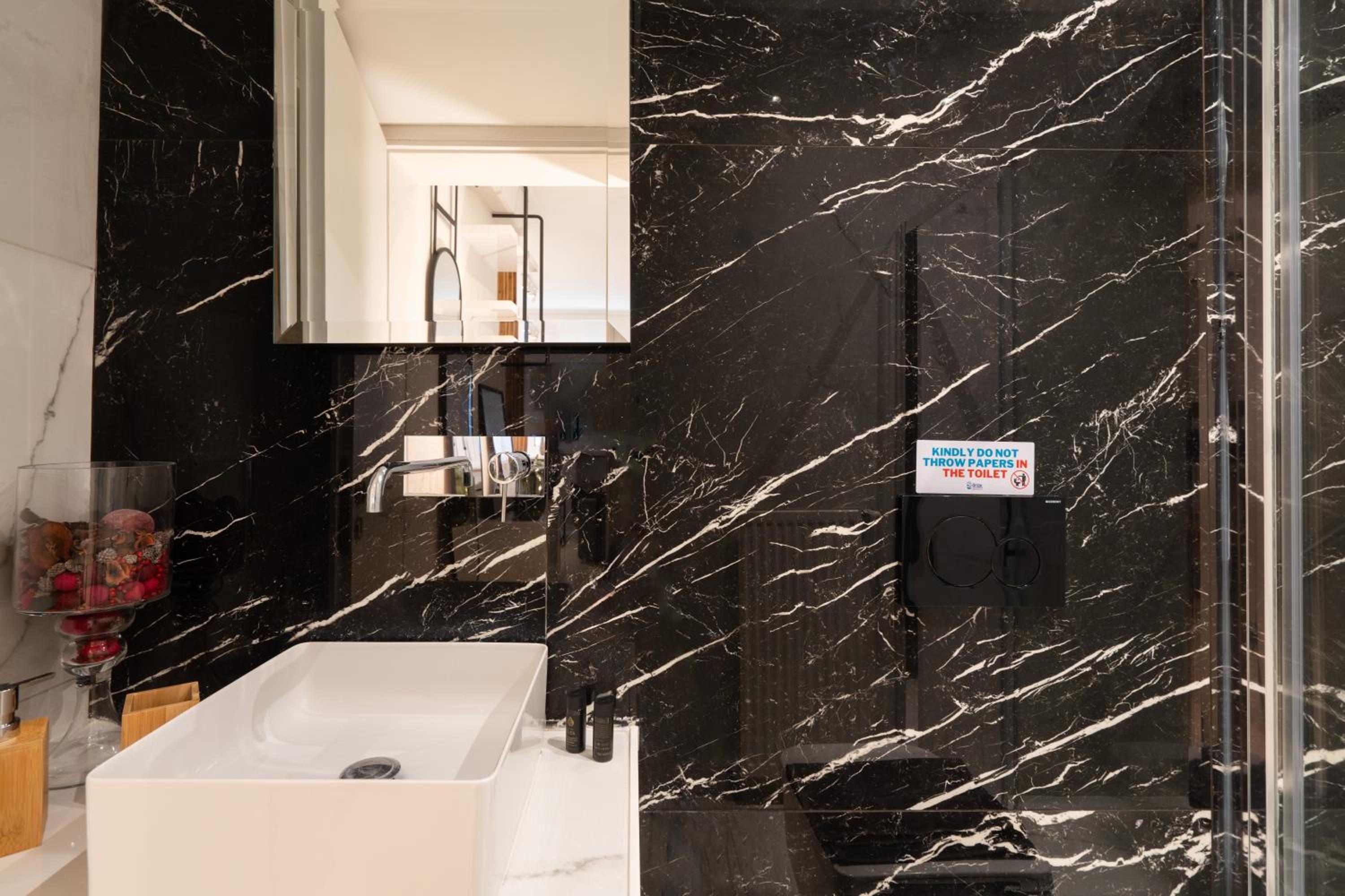 *Kolonaki Chic* Minimalist Studio in Athens