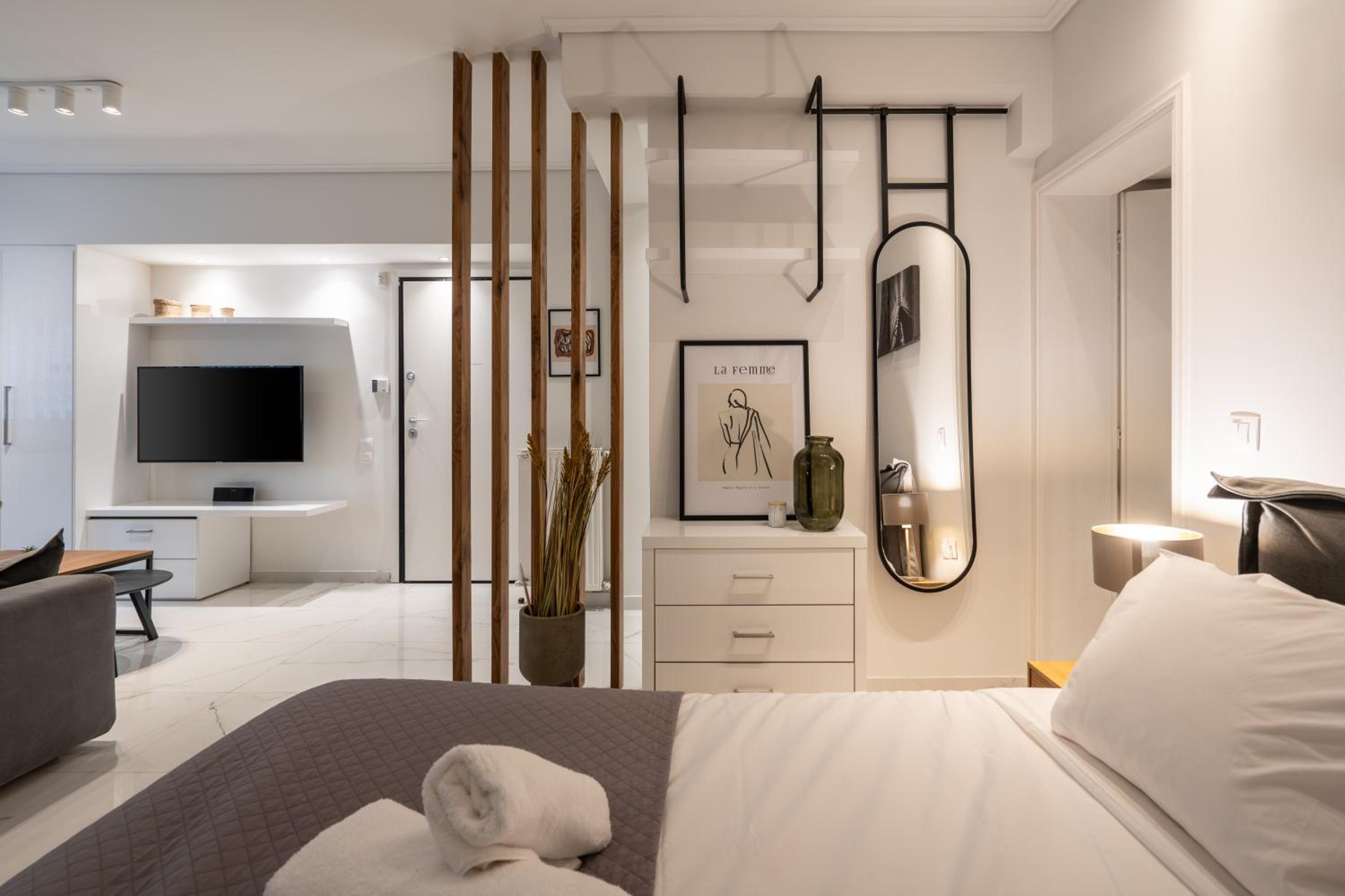 *Kolonaki Chic* Minimalist Studio in Athens