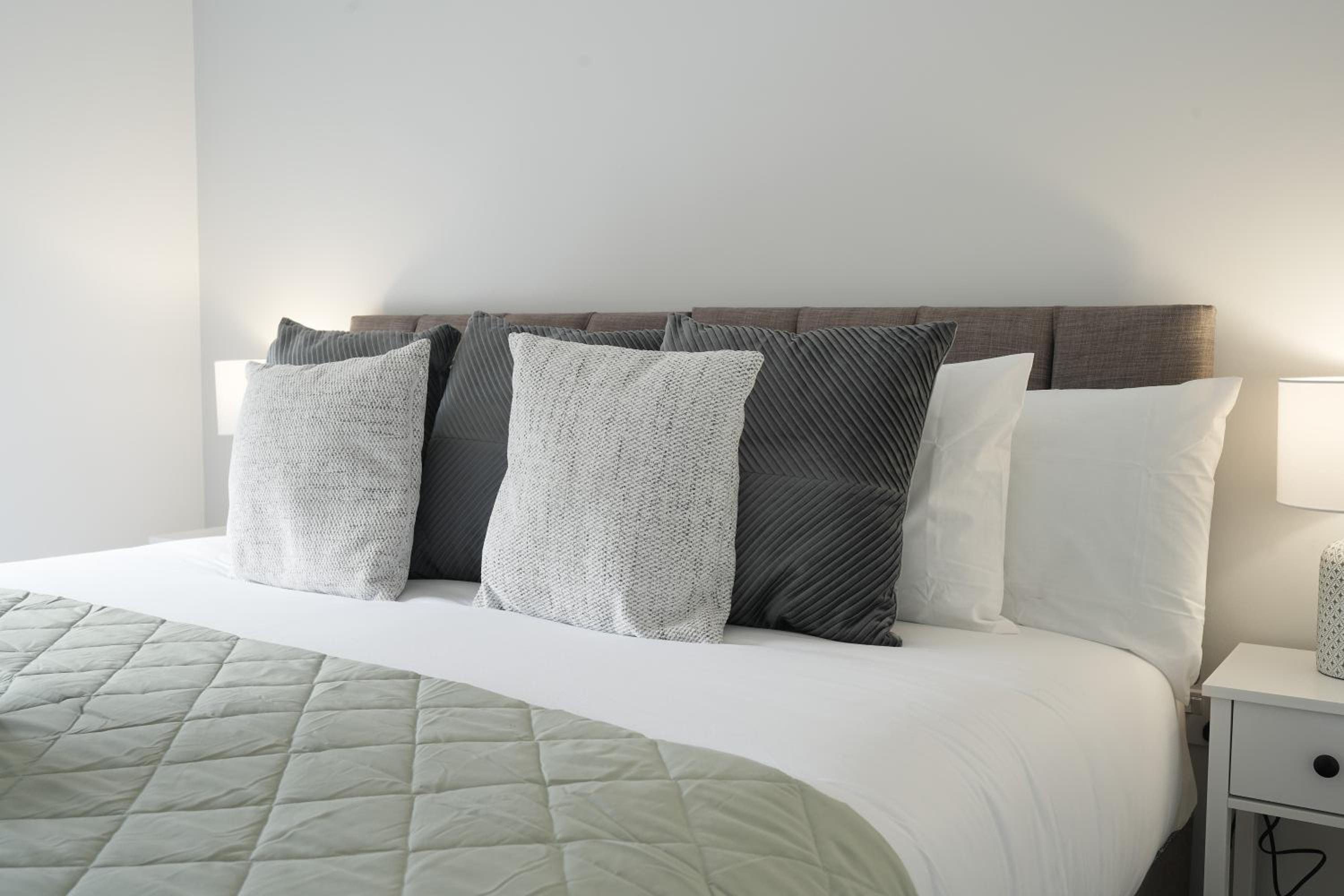 Mersey Way, Spacious 3 Bed Home, Close to Sheffield City Centre & FREE Driveway Parking - Perfect for Workers, Groups & Families - Hosted by Stay Host Save view 4
