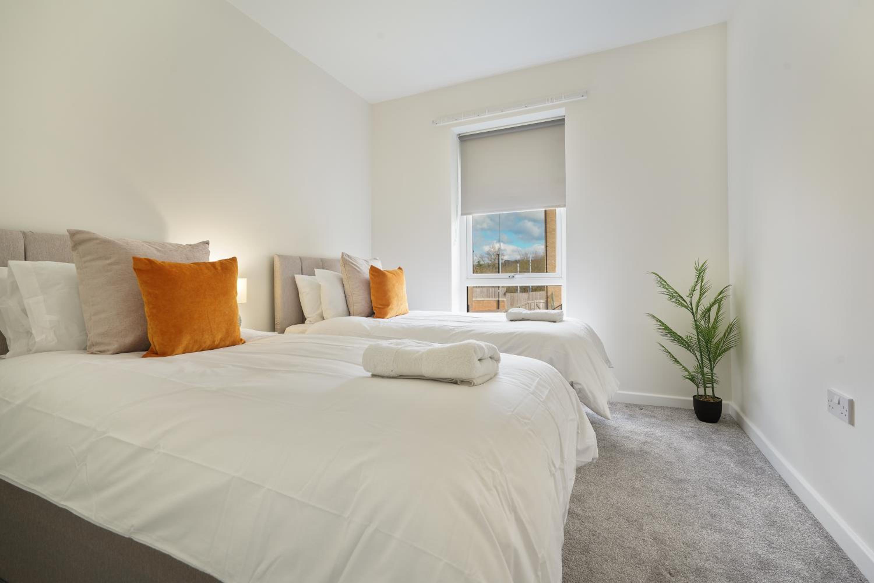 Mersey Way, Spacious 3 Bed Home, Close to Sheffield City Centre & FREE Driveway Parking - Perfect for Workers, Groups & Families - Hosted by Stay Host Save view 5