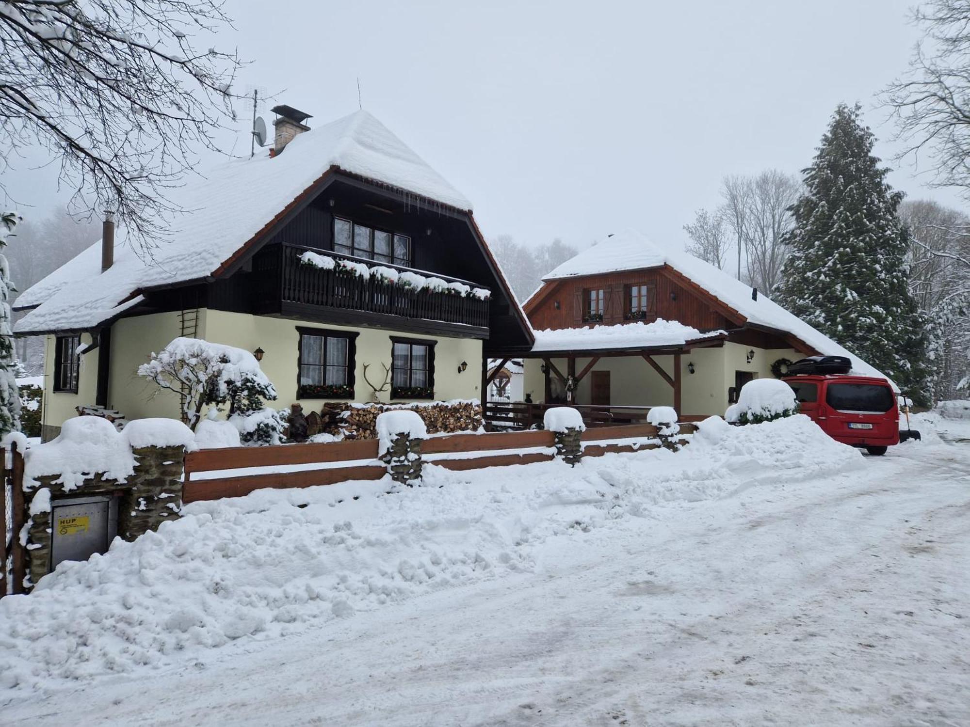 Chaloupka u řeky
