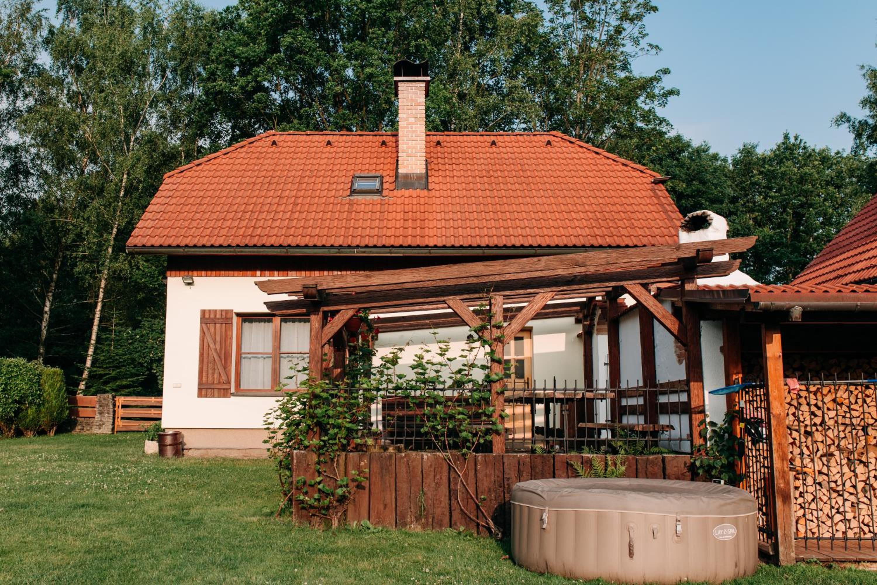 Chaloupka u řeky