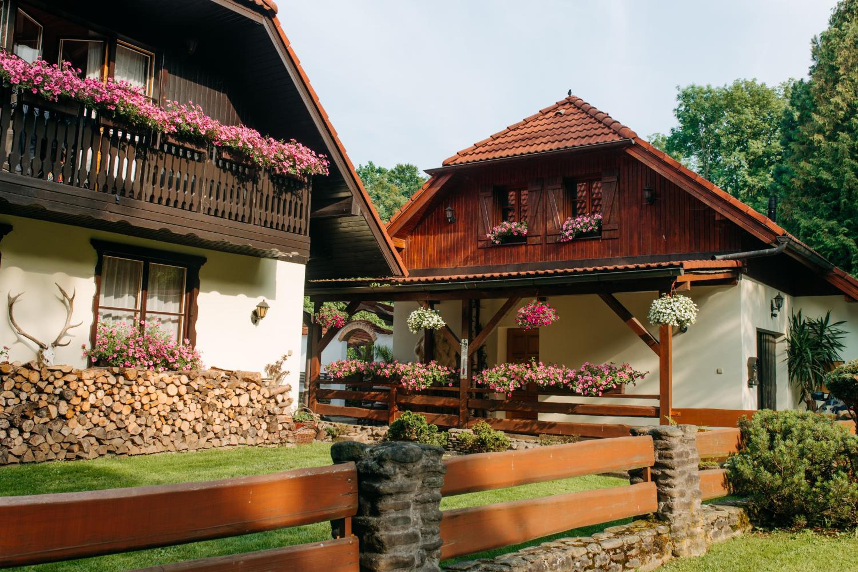 Chaloupka u řeky