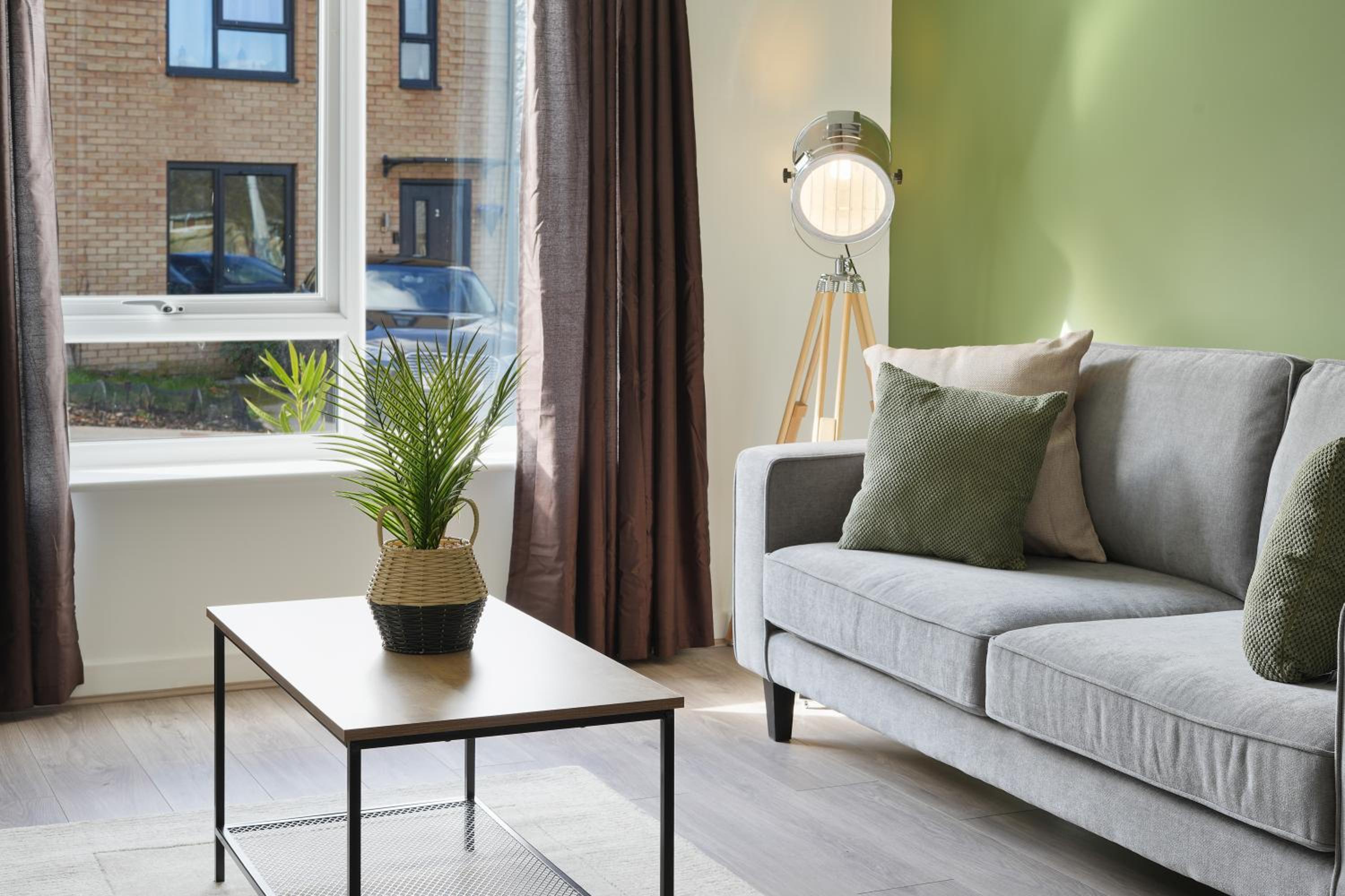 Mersey Way, Spacious 3 Bed Home, Close to Sheffield City Centre & FREE Driveway Parking - Perfect for Workers, Groups & Families - Hosted by Stay Host Save view 2