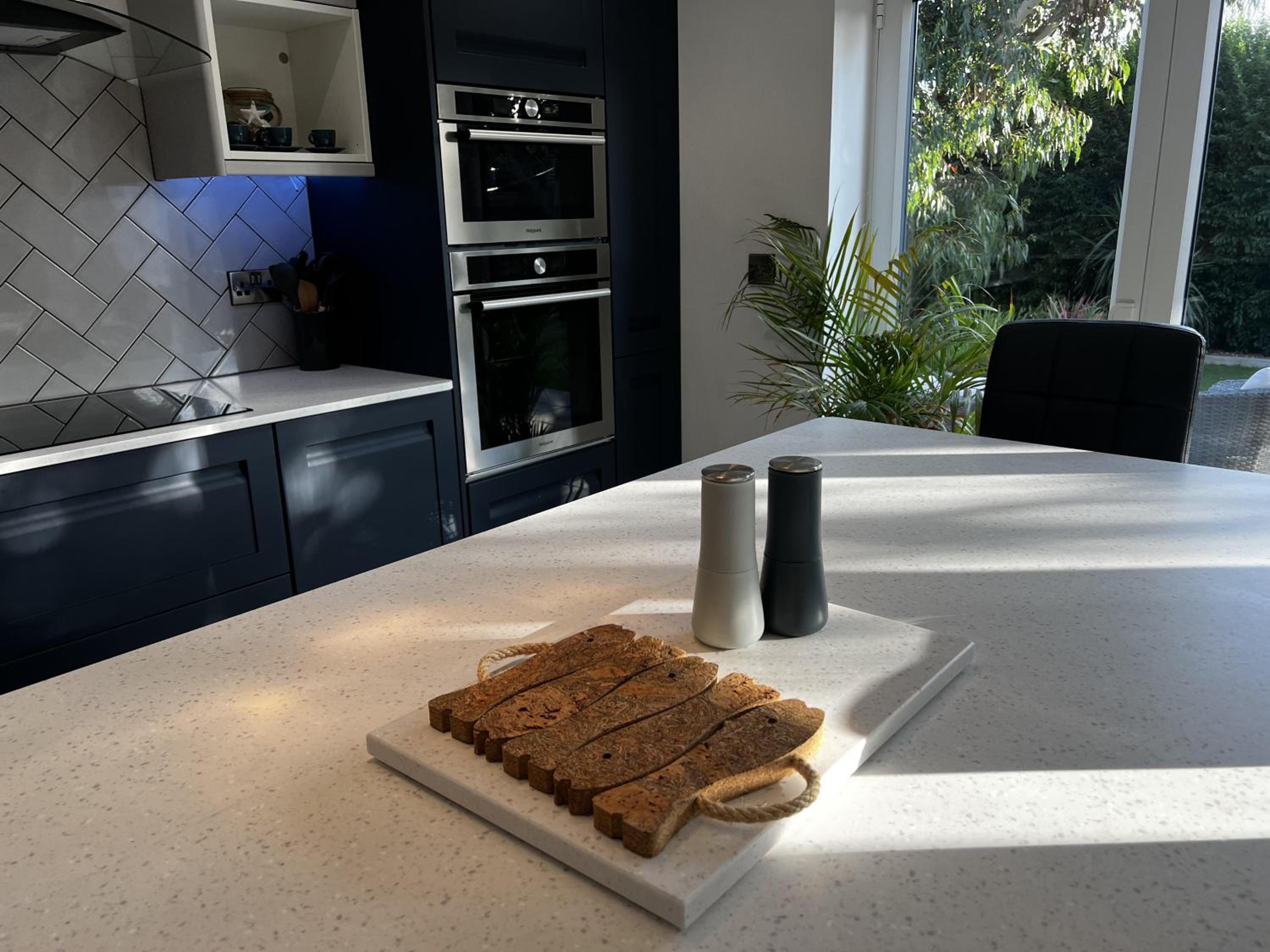 Stylish Dog Friendly Coastal Bungalow with garden view 5