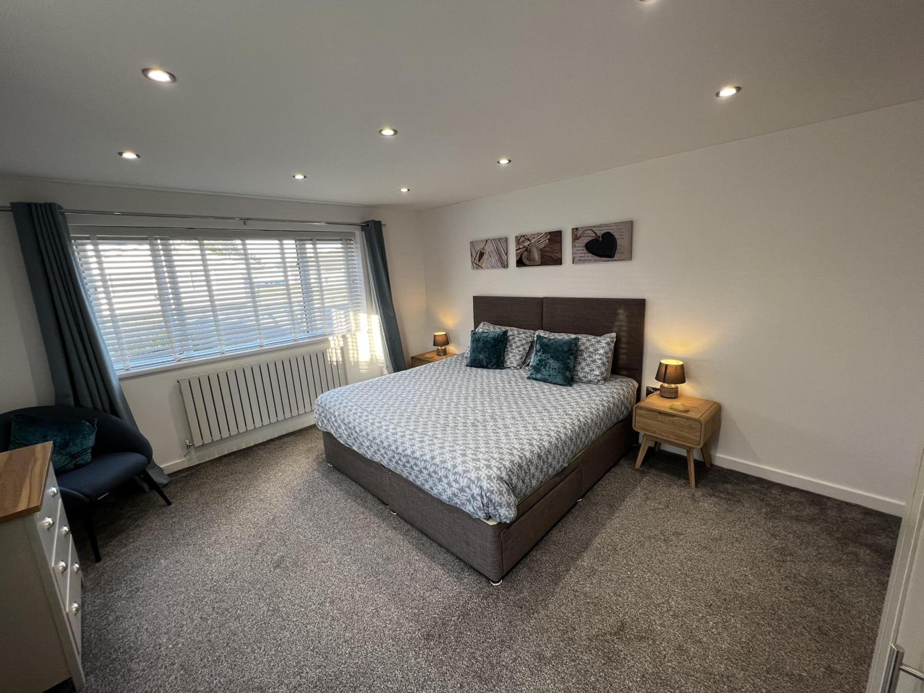Stylish Dog Friendly Coastal Bungalow with garden view 2