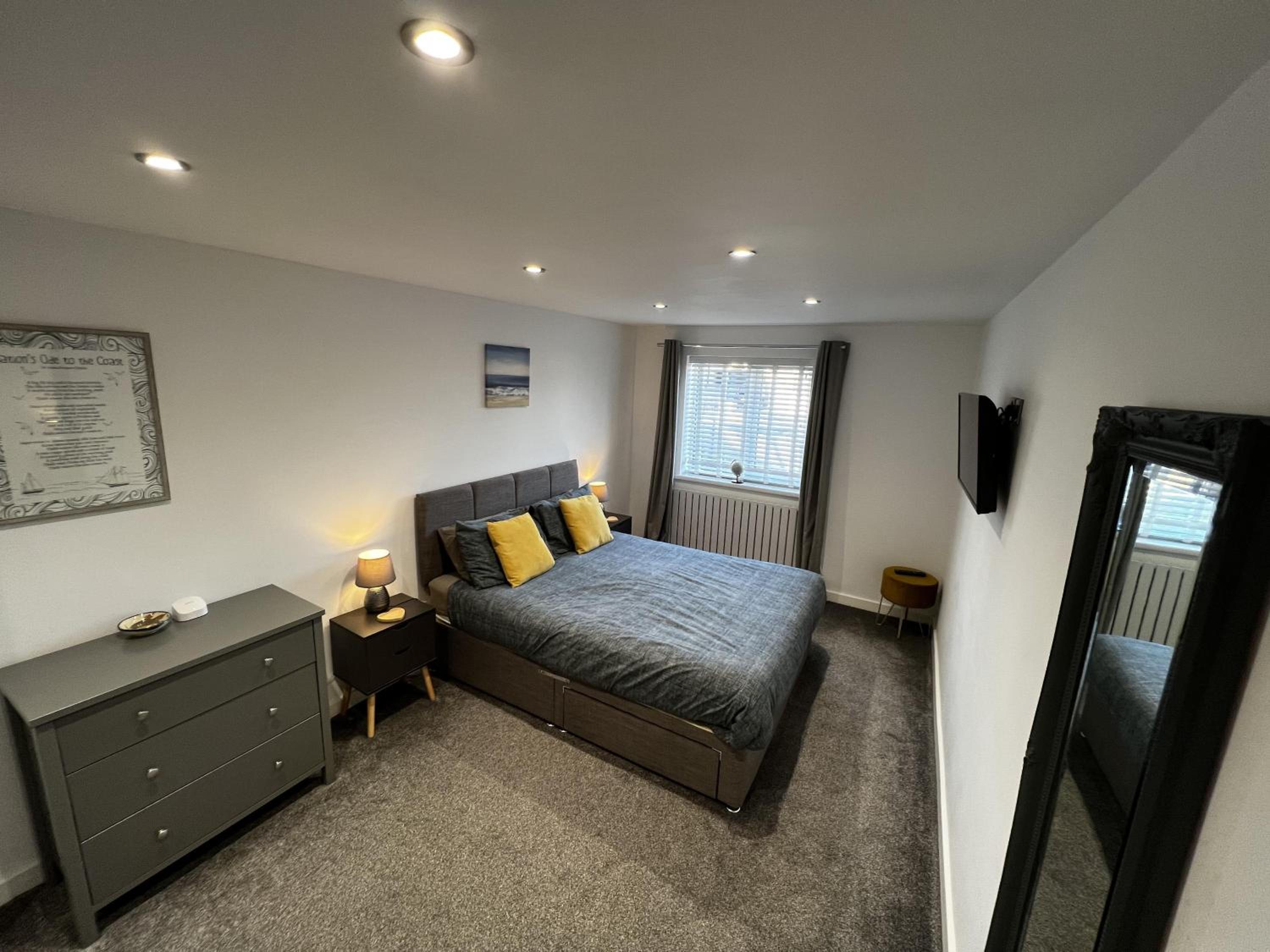 Stylish Dog Friendly Coastal Bungalow with garden view 3