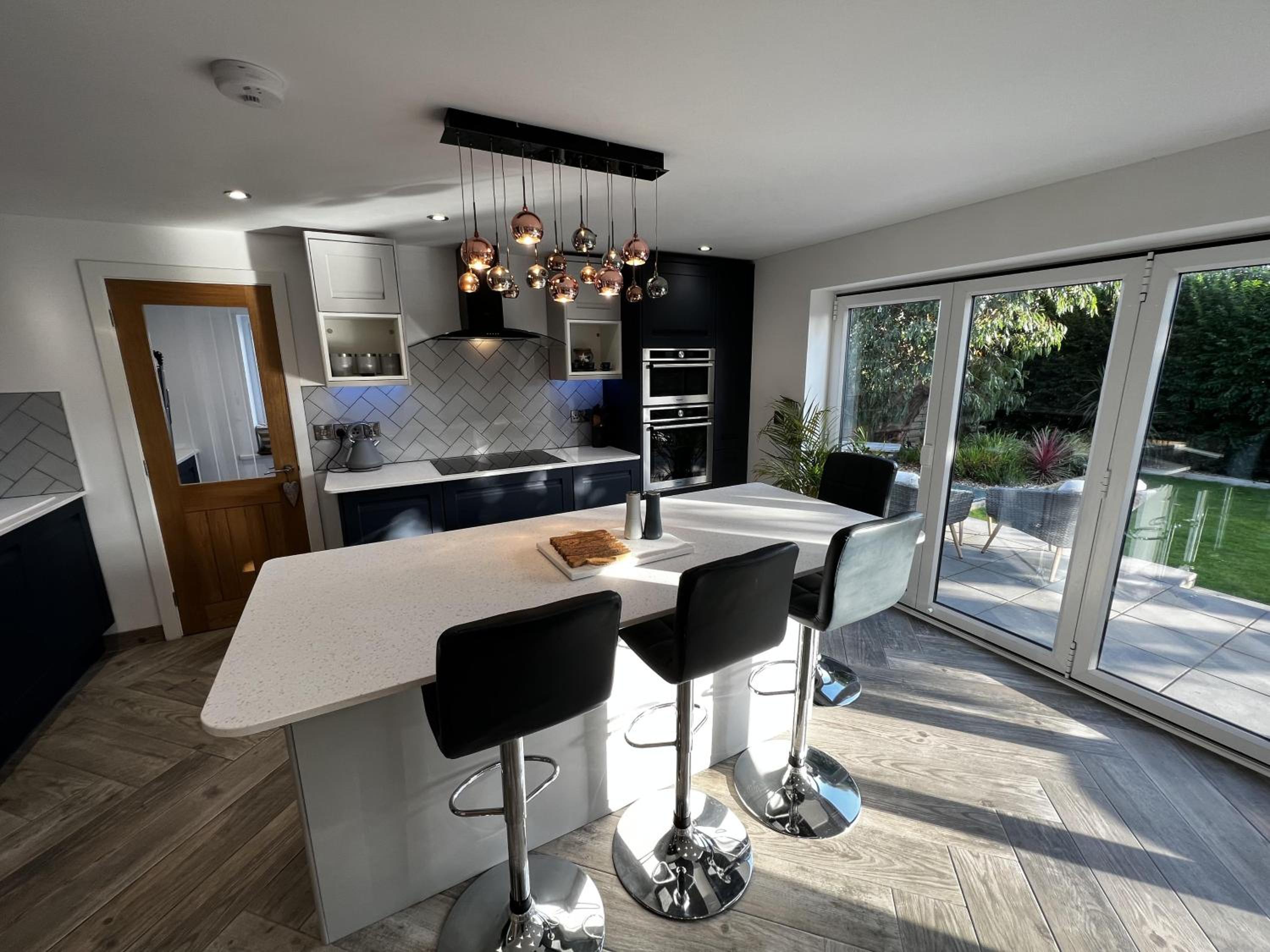 Stylish Dog Friendly Coastal Bungalow with garden view 4