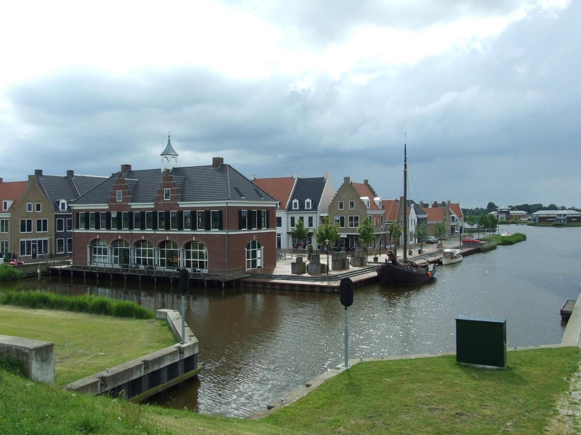 Heide 6pers Waterfront house at a typical dutch canal, by the Lauwersmeer