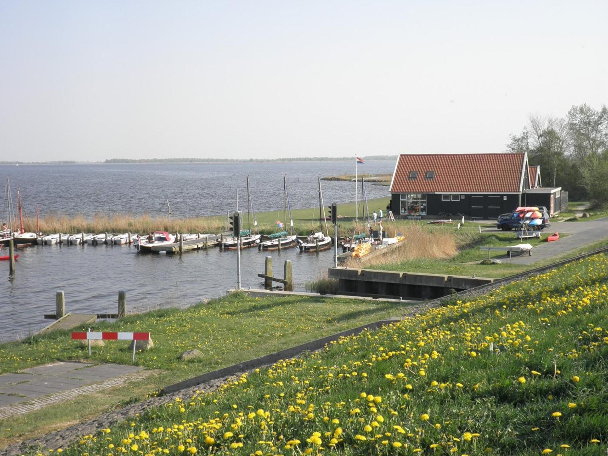 Heide 6pers Waterfront house at a typical dutch canal, by the Lauwersmeer