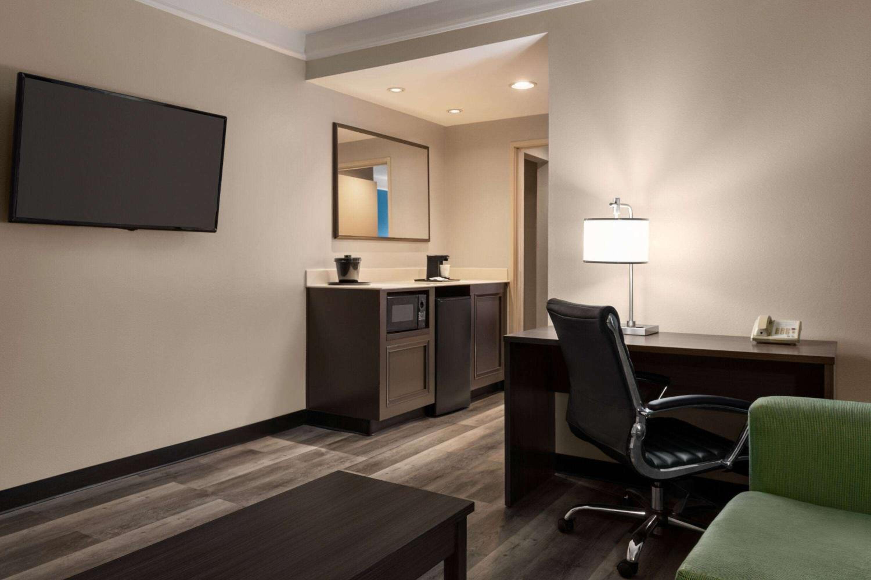 New York City Vacations - La Quinta by Wyndham Madison American Center - Property Image 12