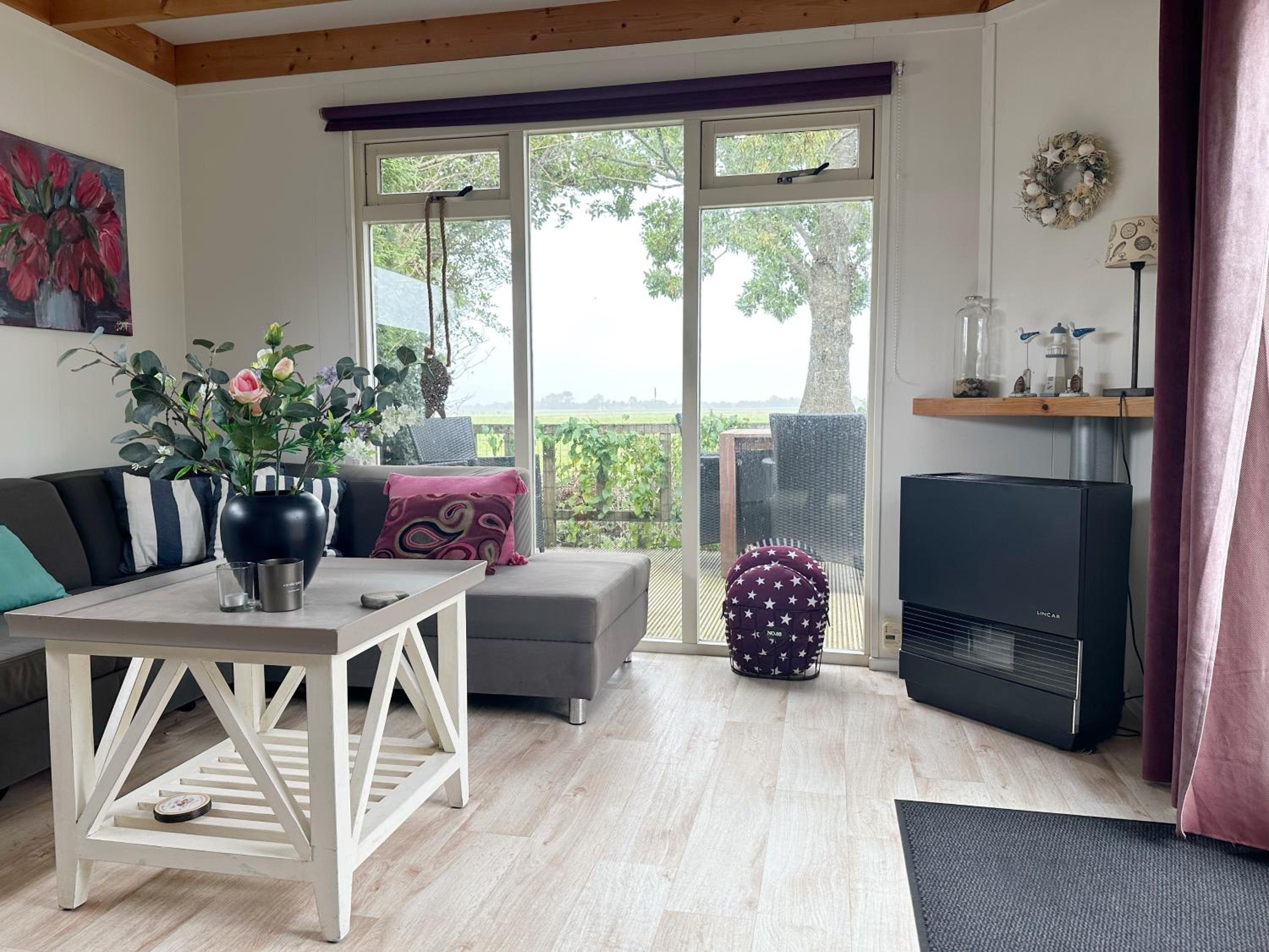 Chalet 560 op Recreatiepark De Wielen view 2