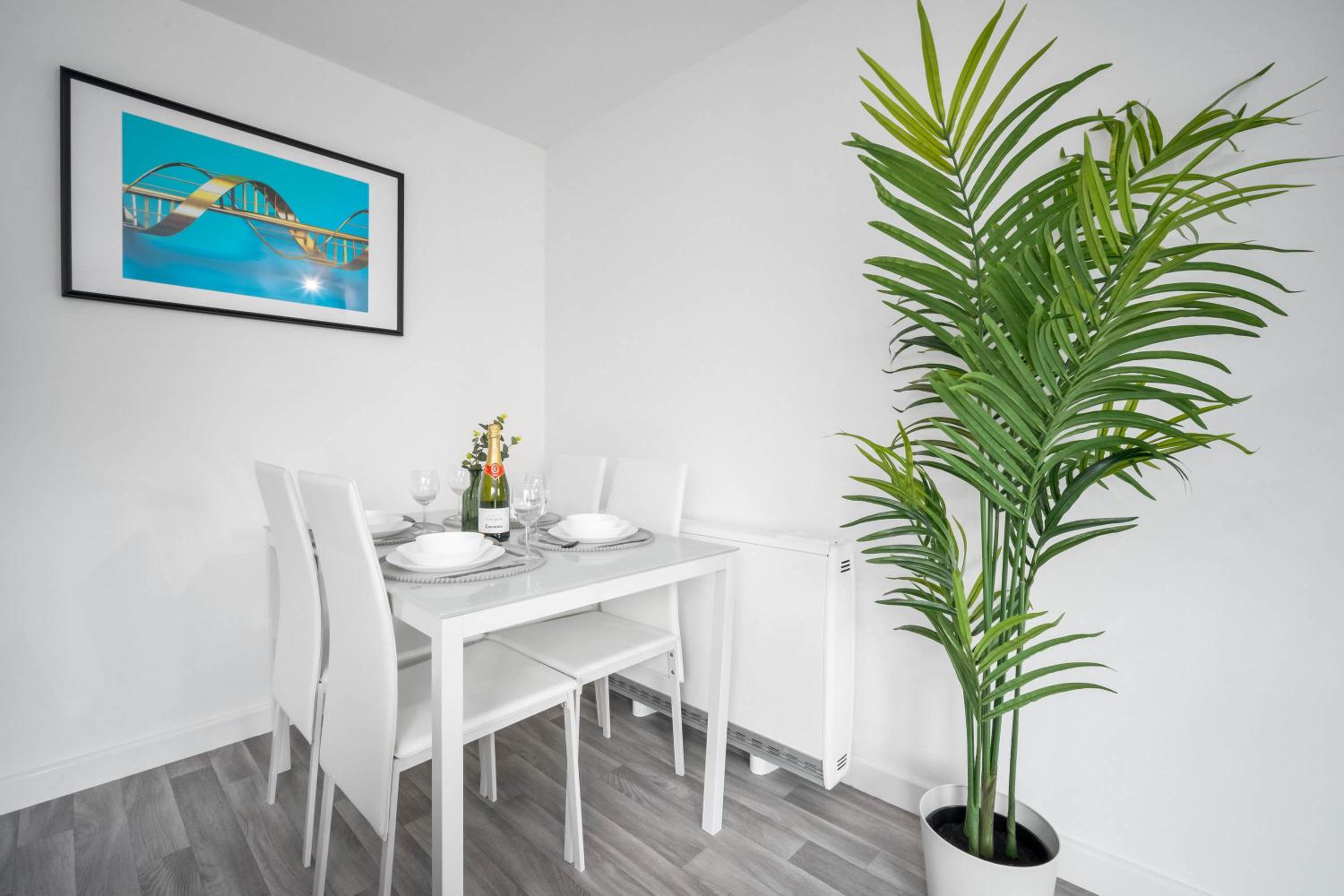 Modern 2 Bedroom Apartment - Secure Parking - 53C
