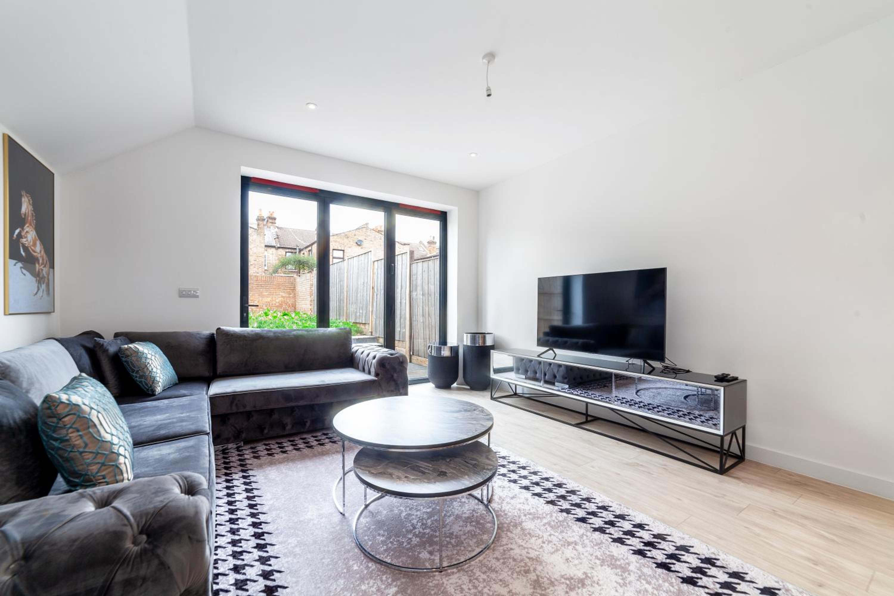 Beautiful New Semi-detached 3 BR House wGarden view 3