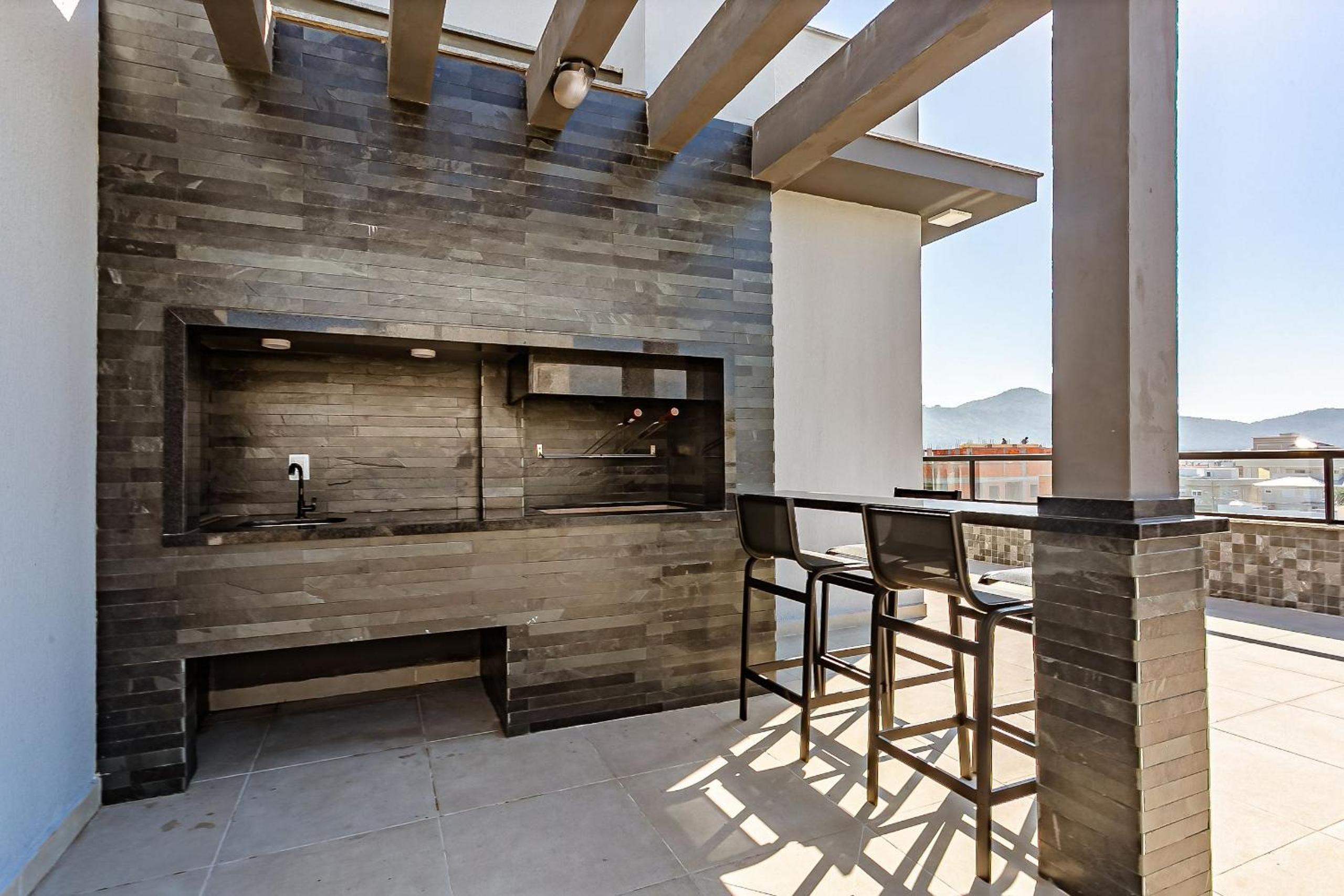 Modern studio w/ family in English STI105
