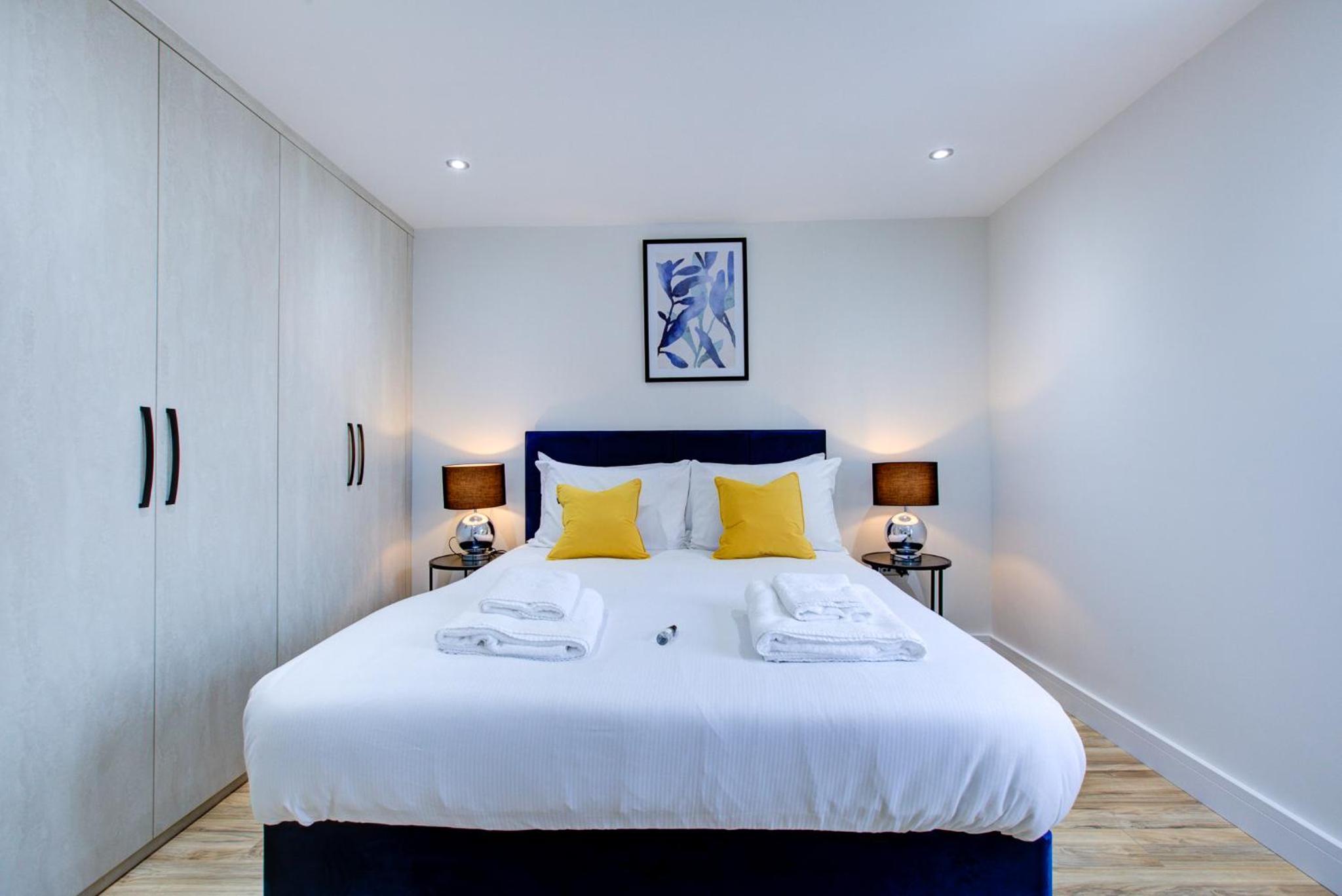 Hybrid Resi - Uxbridge, On-site CAR or VAN parking, near London Heathrow Airport view 3