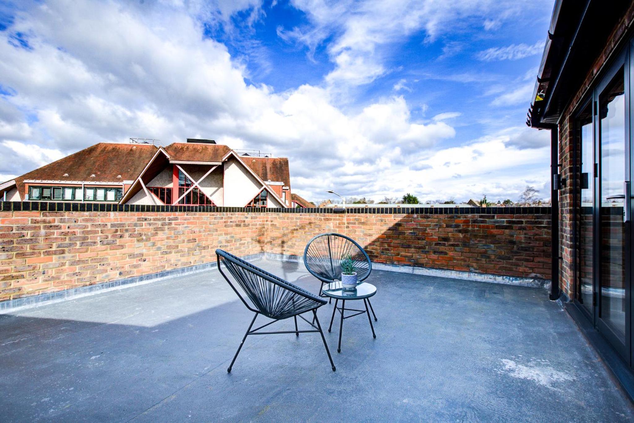 Hybrid Resi - Uxbridge, On-site CAR or VAN parking, near London Heathrow Airport view 5