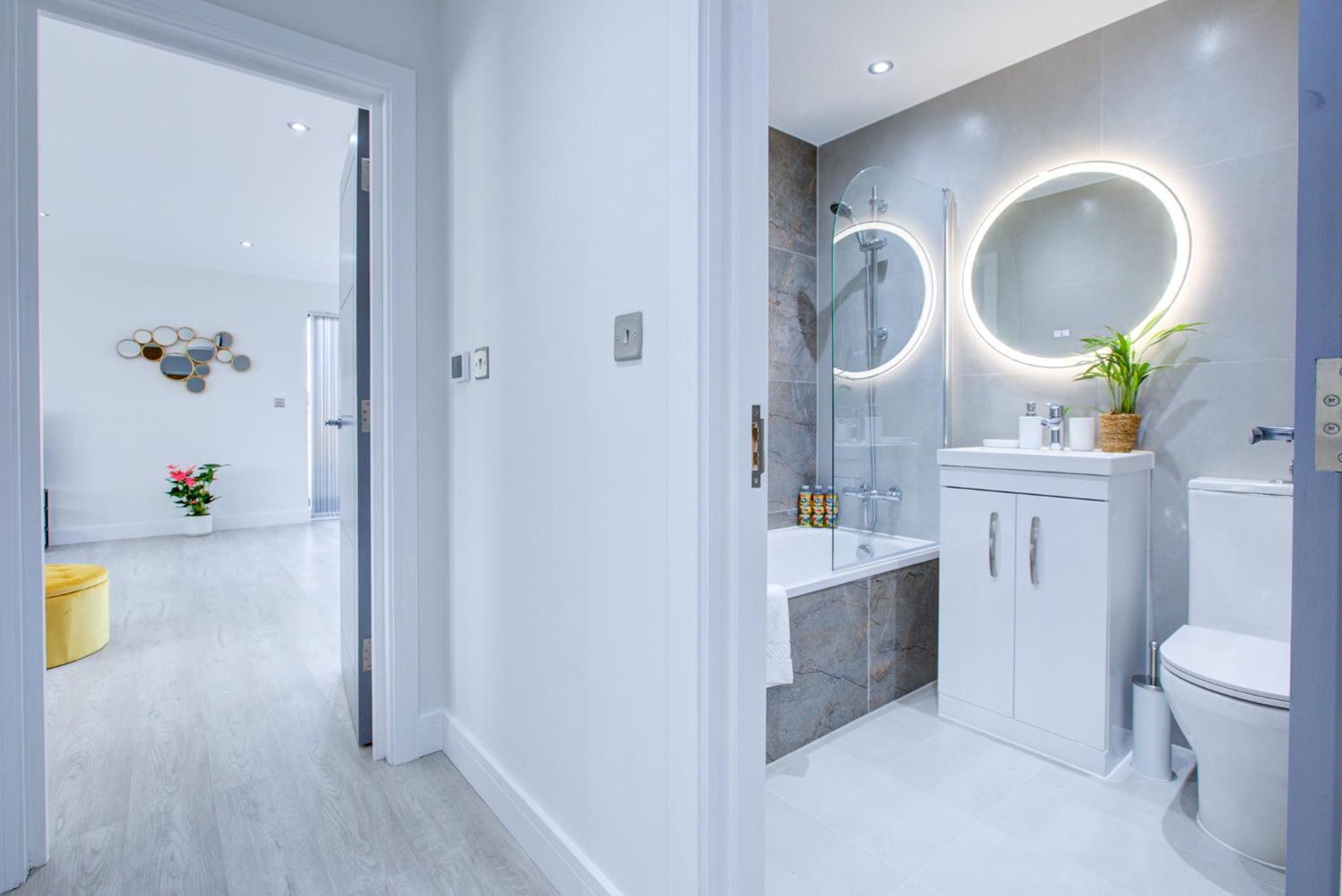 Hybrid Resi - Uxbridge, On-site CAR or VAN parking, near London Heathrow Airport view 4