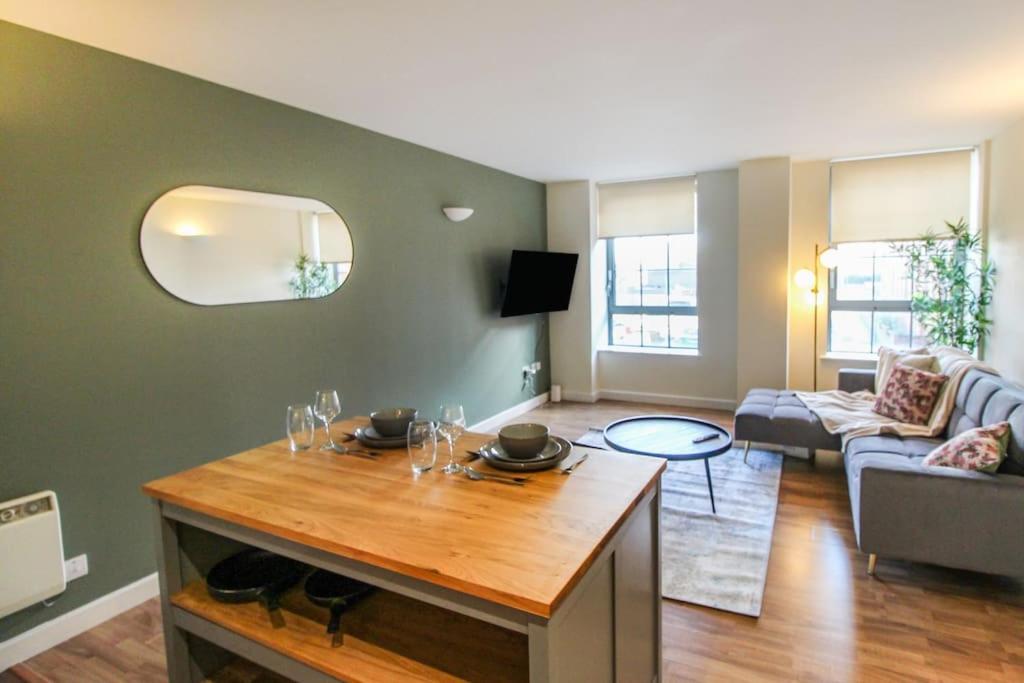 Modern 2 Bedroom Apartment by Train Station view 3