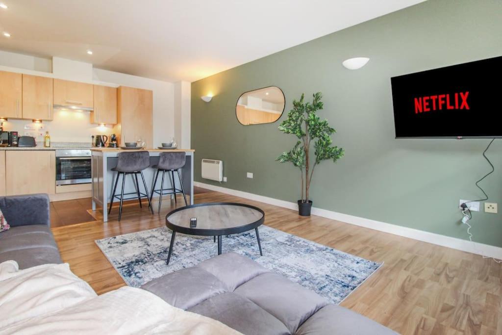 Modern 2 Bedroom Apartment by Train Station view 4
