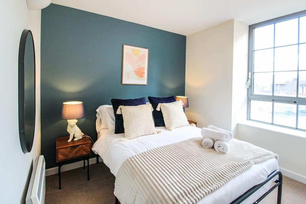 Modern 2 Bedroom Apartment by Train Station view 5