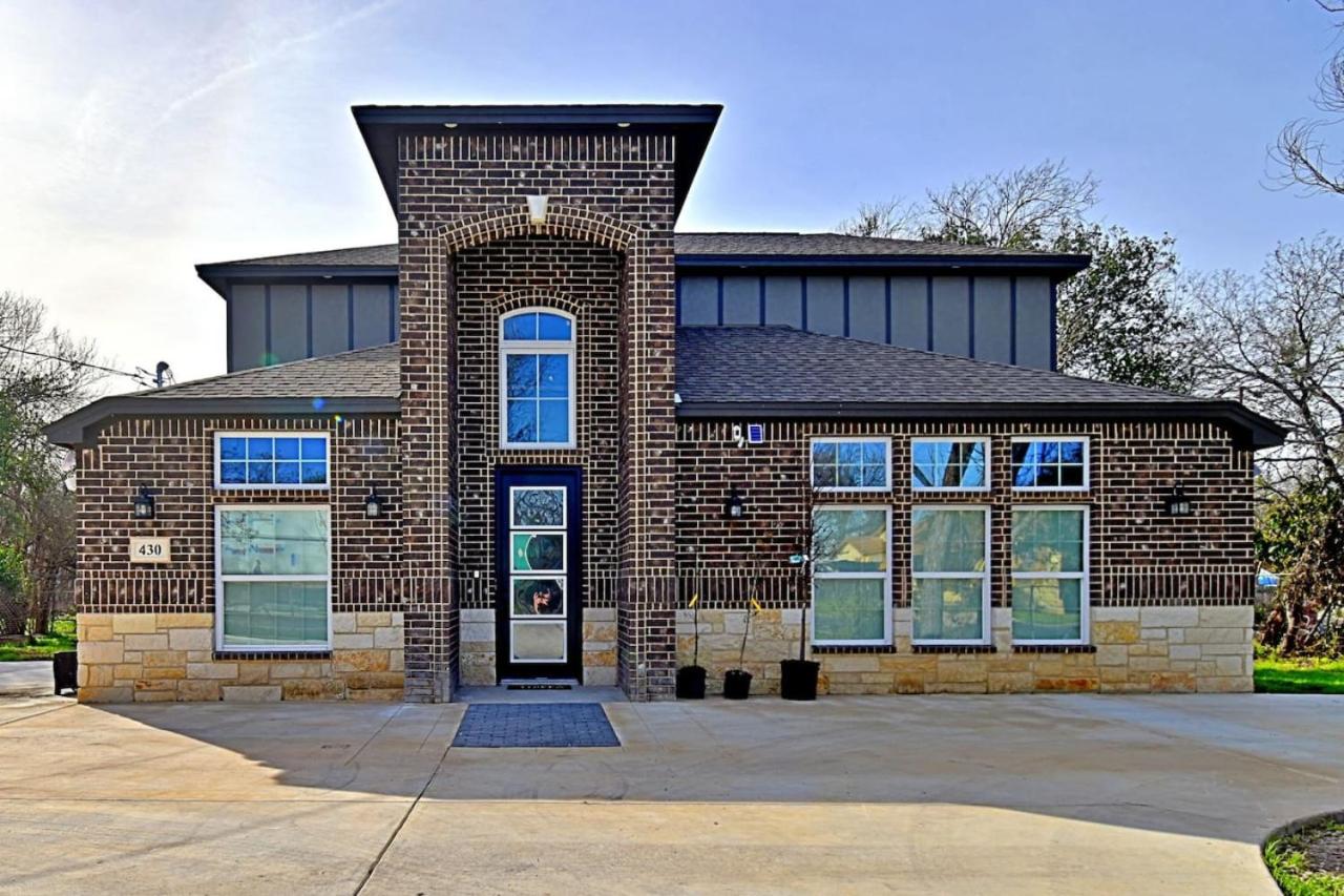 Stunning 6 Bedroom Near Downtown
