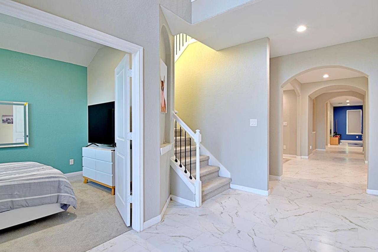Stunning 6 Bedroom Near Downtown