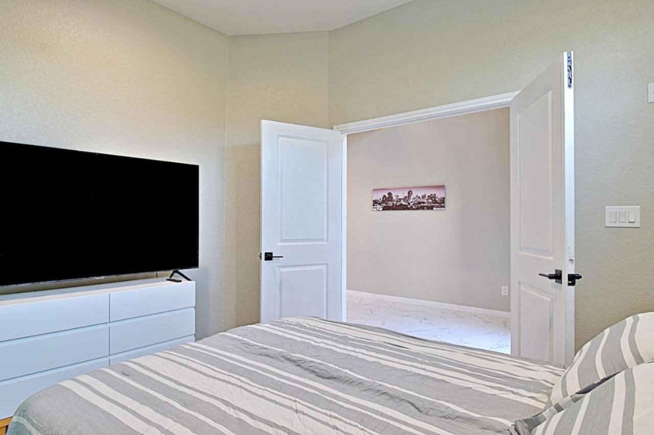 Stunning 6 Bedroom Near Downtown
