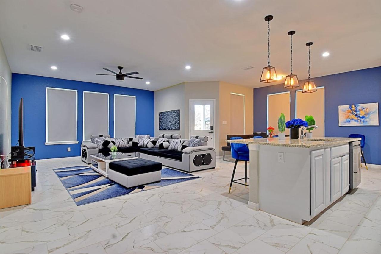 Stunning 6 Bedroom Near Downtown