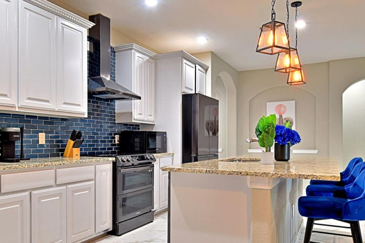 Stunning 6 Bedroom Near Downtown