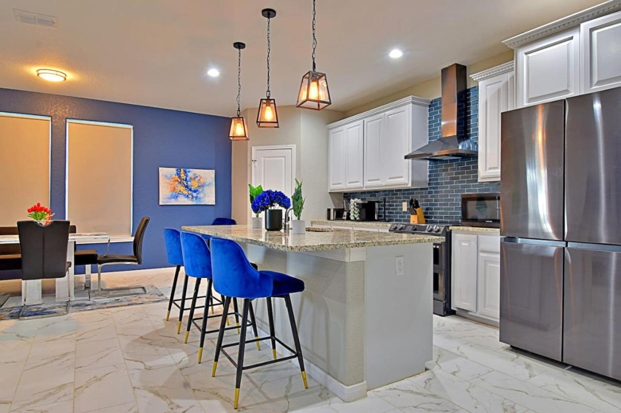 Stunning 6 Bedroom Near Downtown