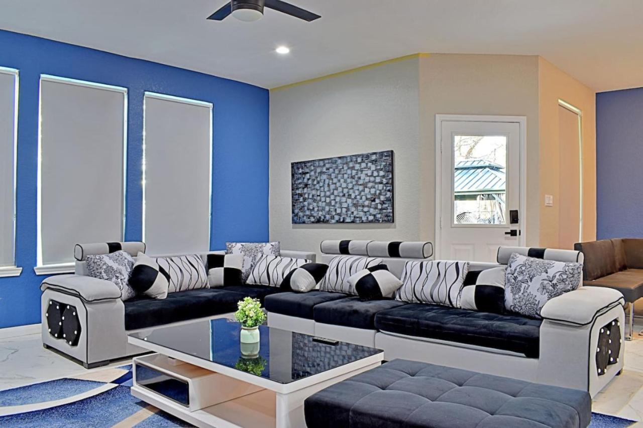Stunning 6 Bedroom Near Downtown