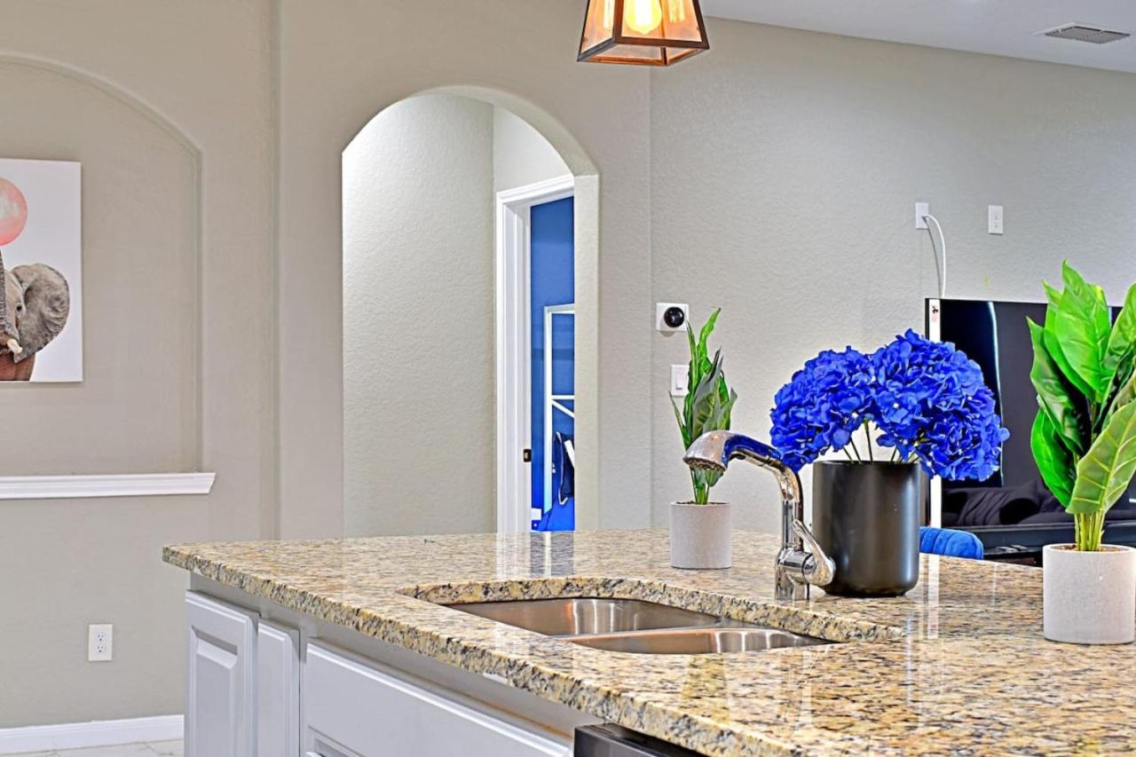 Stunning 6 Bedroom Near Downtown