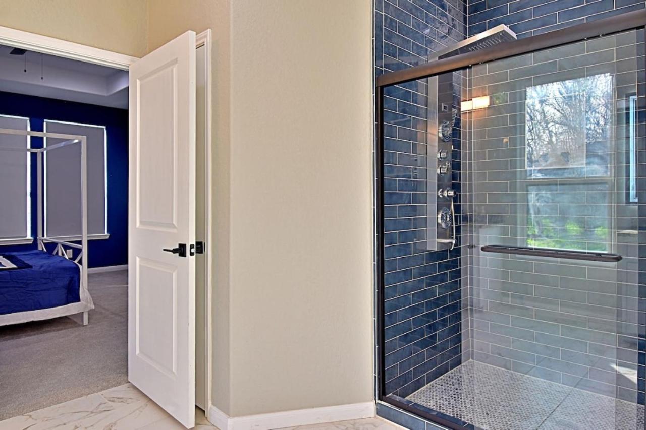 Stunning 6 Bedroom Near Downtown