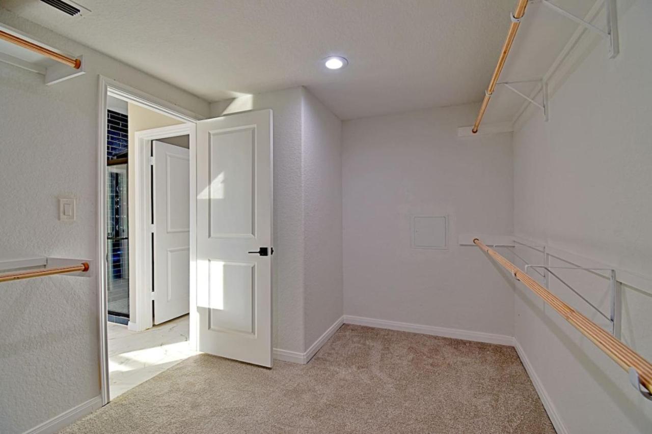 Stunning 6 Bedroom Near Downtown