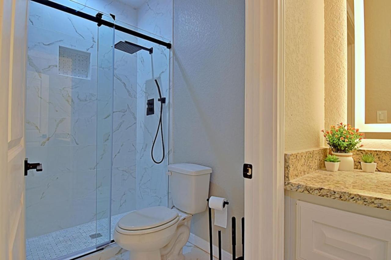 Stunning 6 Bedroom Near Downtown