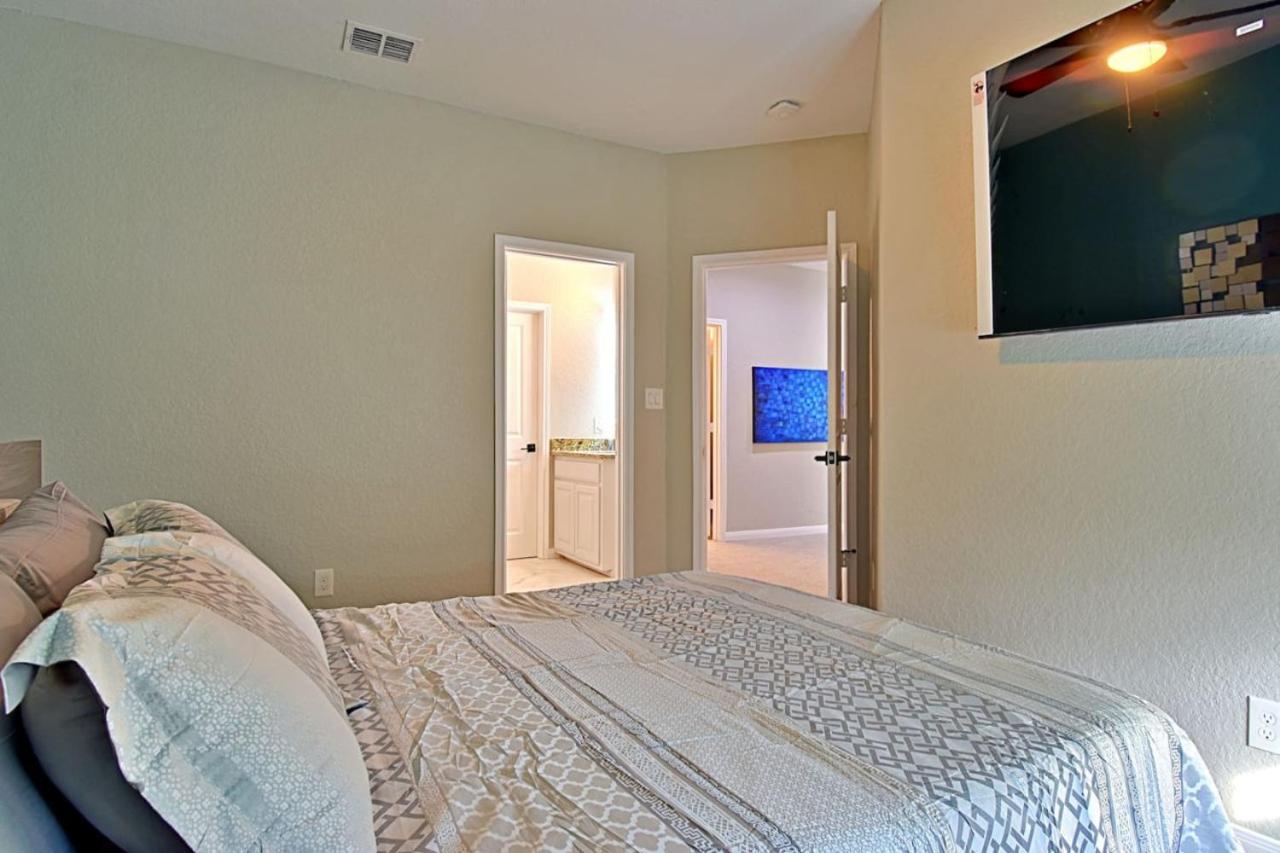 Stunning 6 Bedroom Near Downtown