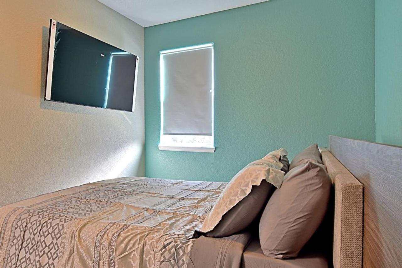 Stunning 6 Bedroom Near Downtown