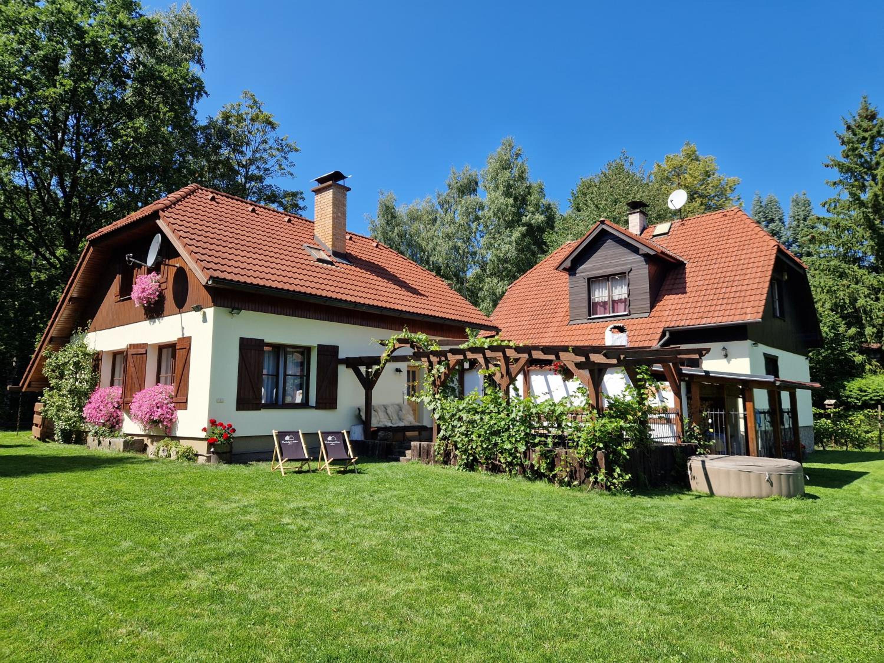 Chaloupka u řeky