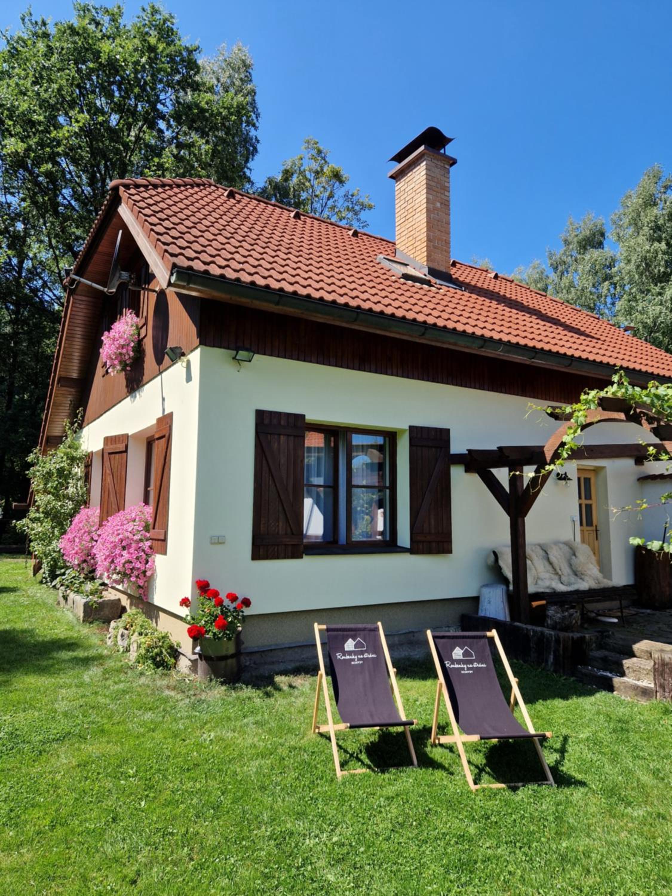 Chaloupka u řeky